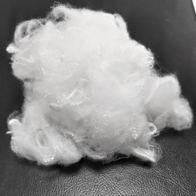 Fibre d'étape polyester à faible fusion pour des liaisons non tissées plus résistantes
